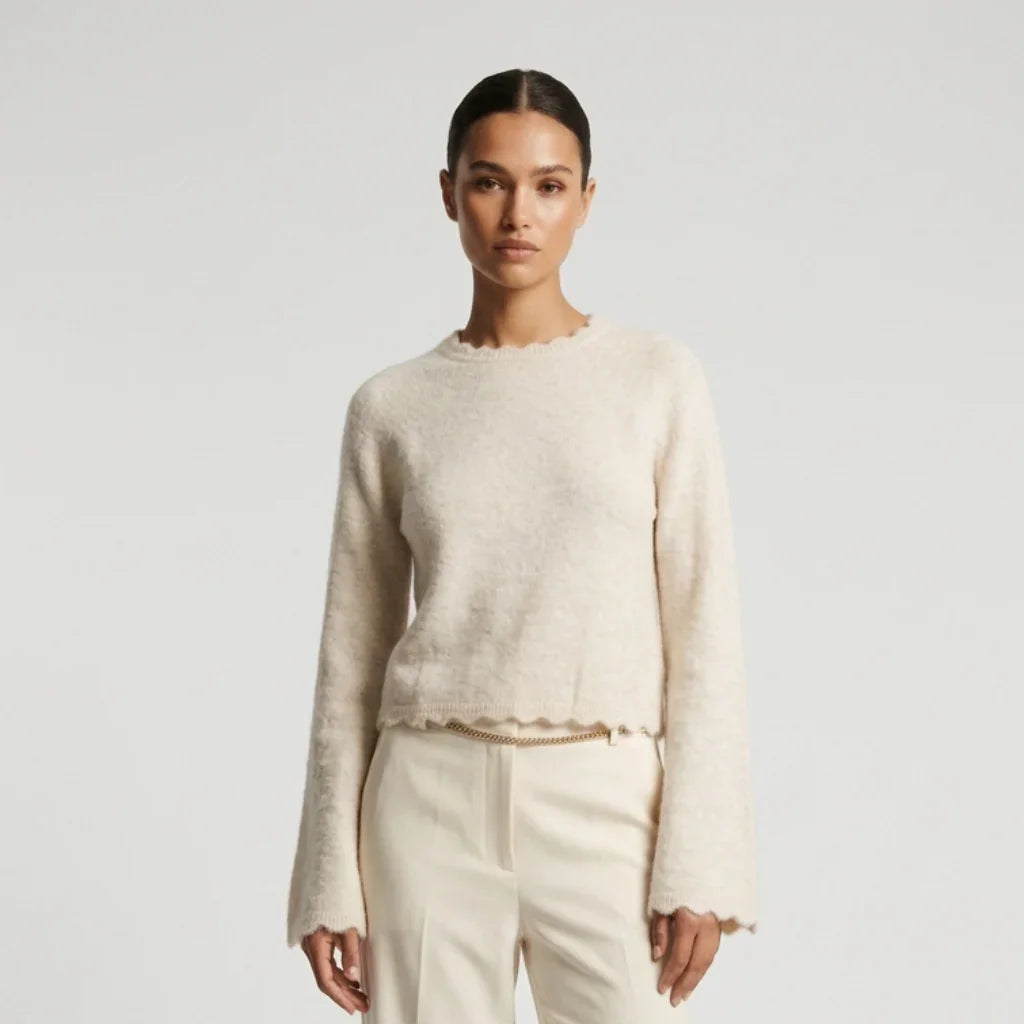Femme portant un pull col festonné blanc cassé en maille douce de C'est Elle