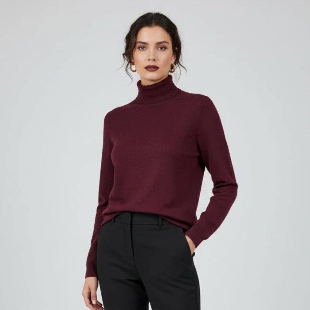 Femme portant un pull à col roulé bordeaux et un pantalon noir élégant