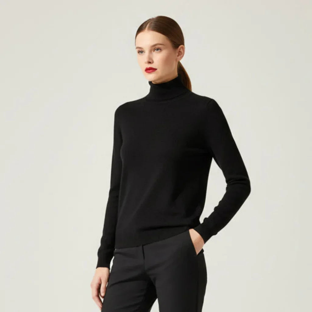 Femme portant un pull à col montant noir et un pantalon noir assorti.