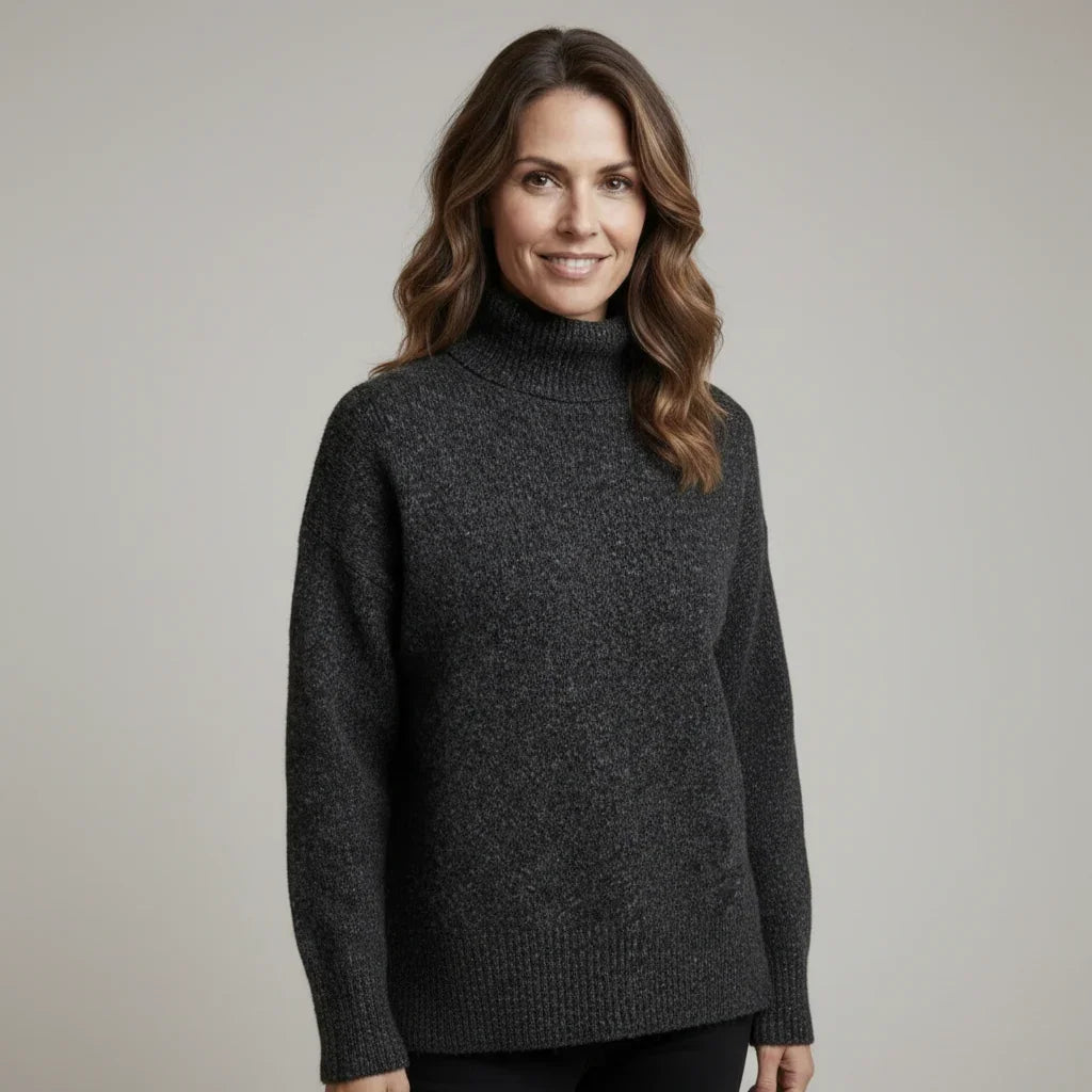 Femme portant un pull col roulé ample gris anthracite de la marque C'est Elle.