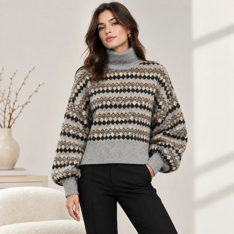 Femme portant un pull court col roulé à motifs géométriques gris et beige de Vero Moda