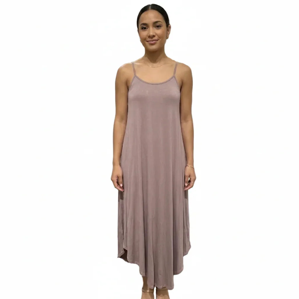 Robe longue femme tendance à fines bretelles, couleur taupe, style décontracté et élégant pour été