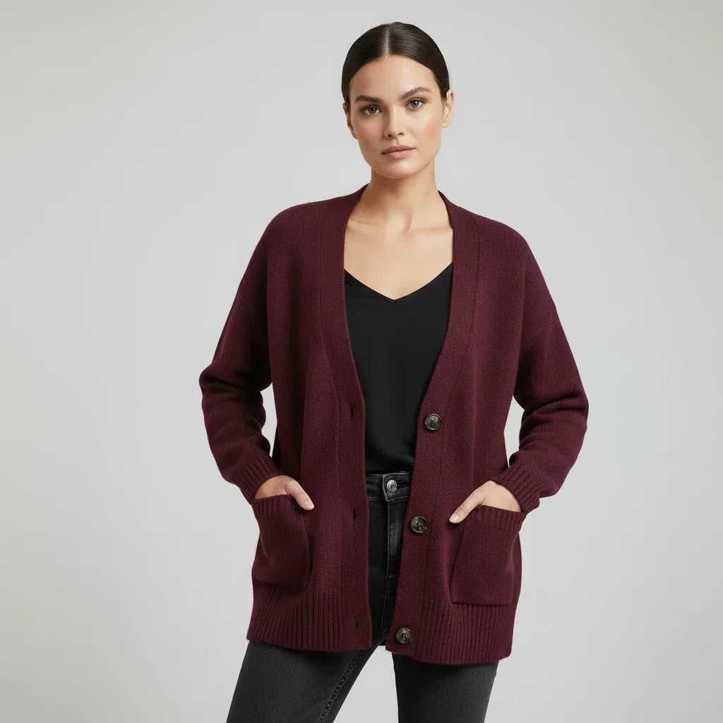 Femme portant un cardigan bordeaux à boutons avec poches de la marque C'est Elle
