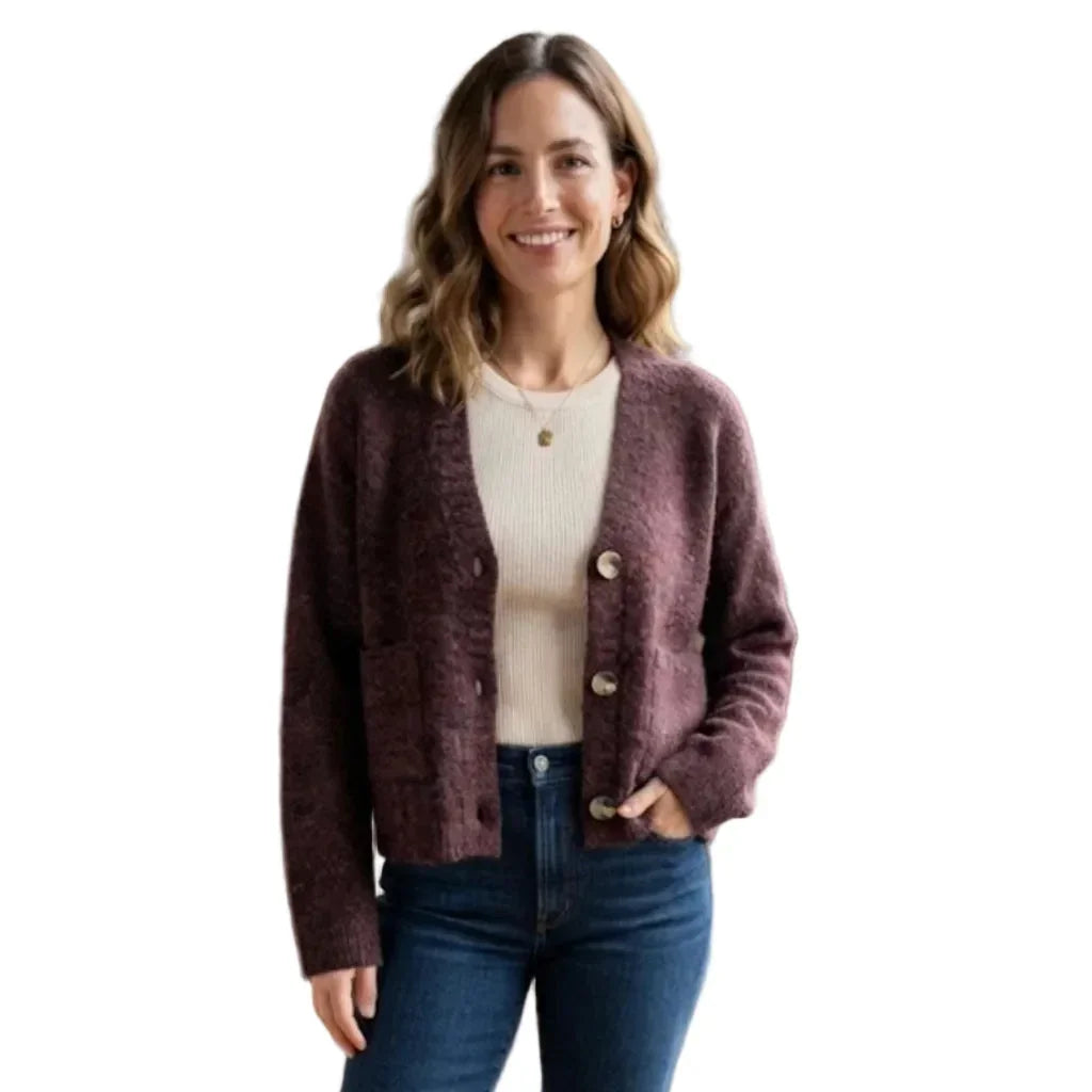 Femme portant une veste en maille bordeaux avec poches et un jean bleu de C'est Elle