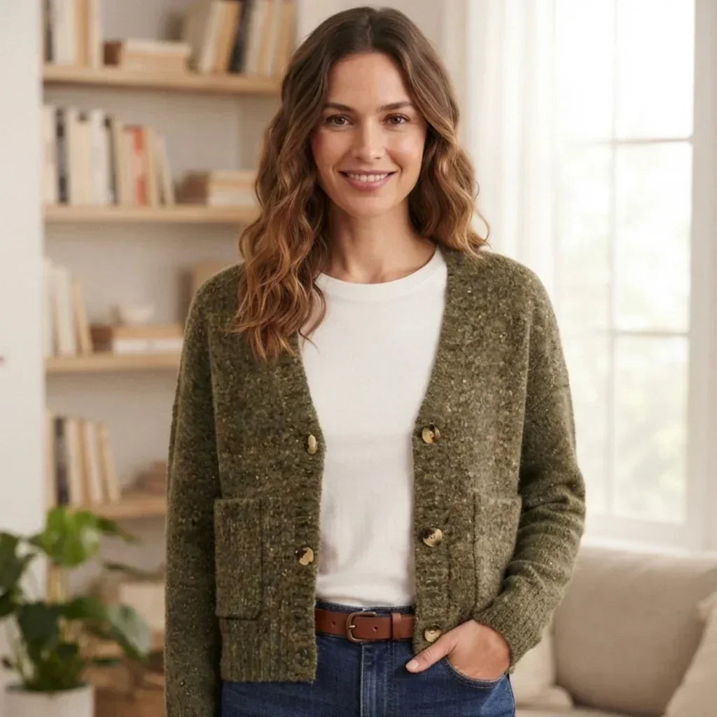 Femme portant une veste en maille vert olive avec poches de la marque C'est Elle