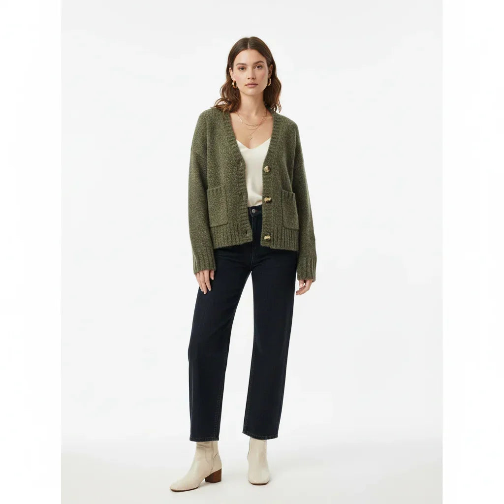 Femme portant un cardigan vert olive C'est Elle et un jean bleu foncé