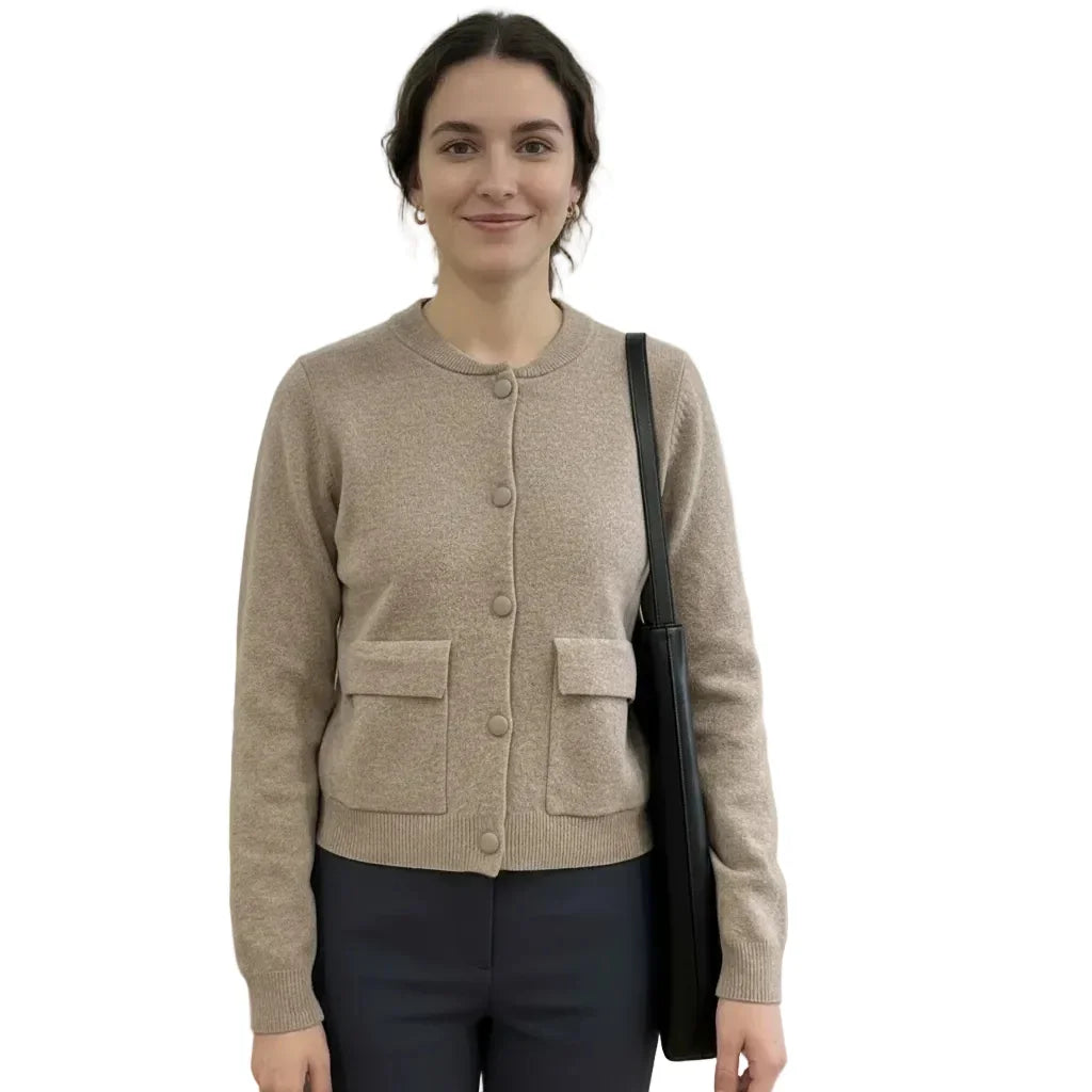 Femme portant un gilet beige boutonné avec poches et un sac à main noir