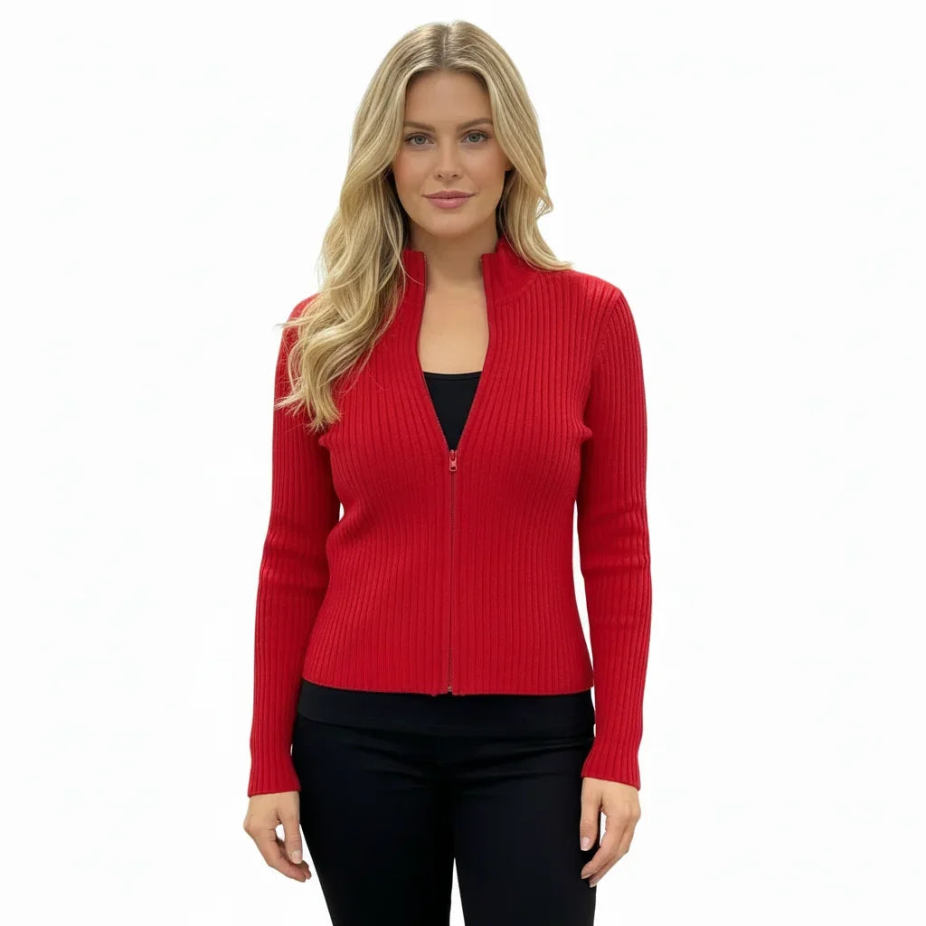 Femme portant un gilet rouge côtelé à fermeture éclair et un pantalon noir.