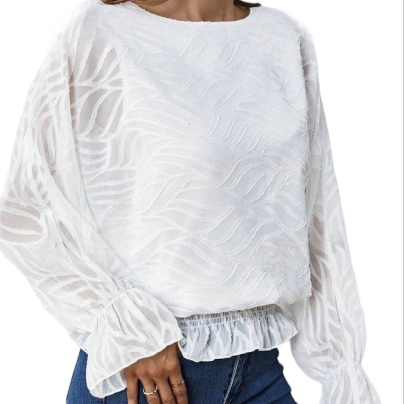 Blouse blanche femme chic#couleur_blanc Découvrez notre blouse blanche femme chic à taille élastique de la marque C'est Elle. Cette élégante blouse, ornée d'un subtil motif blanc sur blanc, incarne à la perfection le raffinement et la sophistication. Doublée au niveau du buste et du dos pour un confort optimal et une opacité parfaite.