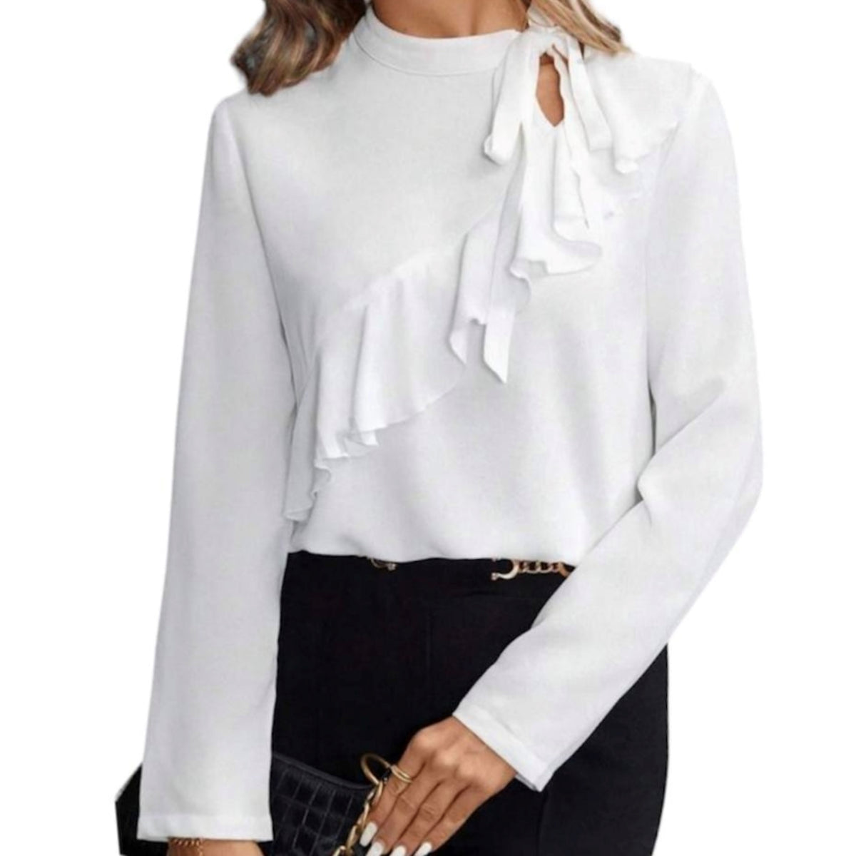 Marquez votre style avec la blouse blanche avec volant de la marque C'est Elle. Avec sa boucle élégante sur le côté du cou, cette blouse vous offre une allure sophistiquée. Complétez votre garde-robe avec cette pièce intemporelle et ajoutez une touche de classe à vos tenues du quotidien.