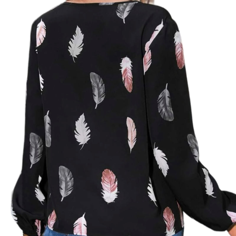 C'est Elle  BLOUSE C'EST ELLE IMPRIME PLUMES NOIRE Réveillez votre look à toutes les saisons avec la BLOUSE C'EST ELLE IMPRIME PLUMES NOIRE! Son motif de feuilles et ses manches longues vous donneront une allure sauvage et audacieuse. Osez le style C'est Elle boutique! 100% Polyester  Fait en Chine