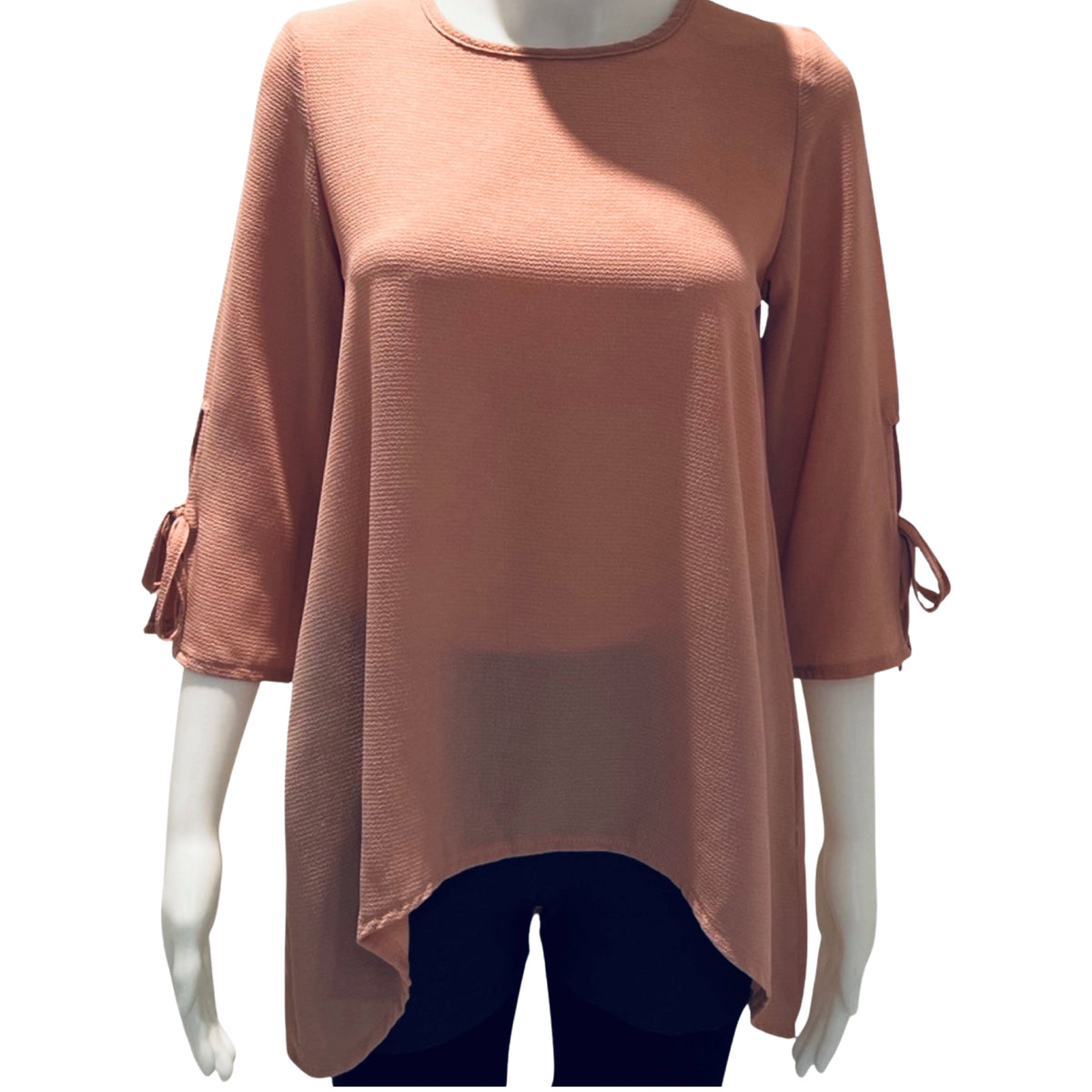 Blouse femme de la marque c'est elle avec boucle sur le bord de la manche. Découvrez la blouse C'est Elle et offrez à votre garde-robe une touche d'élégance. Sa composition en polyester assure une douceur et une robustesse incomparables. Une pièce de qualité qui saura sublimer votre silhouette. Courte en avant et plus longue en arrière.