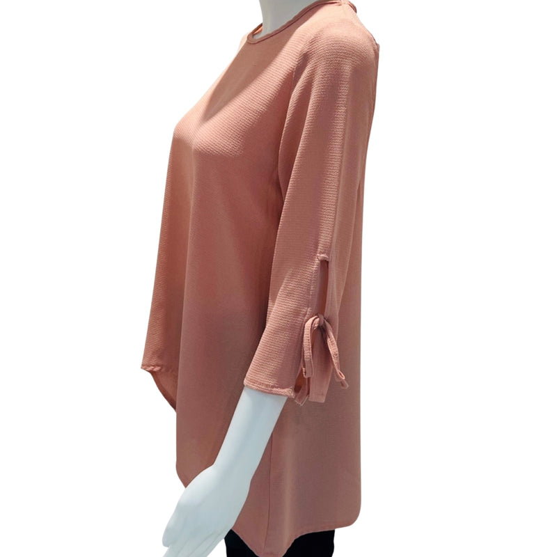 Blouse femme de la marque c'est elle avec boucle sur le bord de la manche. Découvrez la blouse C'est Elle et offrez à votre garde-robe une touche d'élégance. Sa composition en polyester assure une douceur et une robustesse incomparables. Une pièce de qualité qui saura sublimer votre silhouette. Courte en avant et plus longue en arrière.