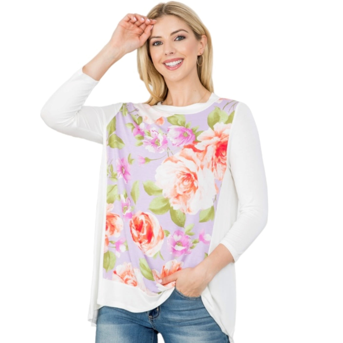 Blouse comfortable et ample au niveau des hanches avec fleurs à l'avant. Manches 3/4 . Une blouse parfaite pour les journées chaudes d'été! Cette blouse est faite avec du rayon et du spandex pour un confort et une souplesse exceptionnels. La blancheur vierge avec des fleurs à l'avant la rend unique et élégante, adaptée à tous les styles.