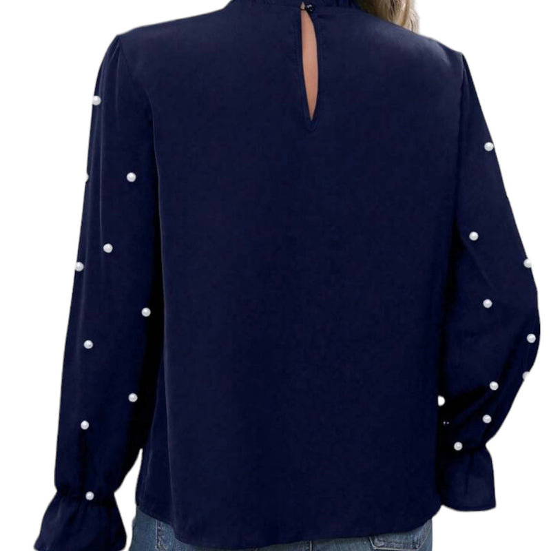 Une blouse marine ornée de perles. Touchez de la classe à votre look avec ce détail élégant et raffiné aux manches. Mettez vos manches en valeur et exprimez votre personnalité avec élégance.