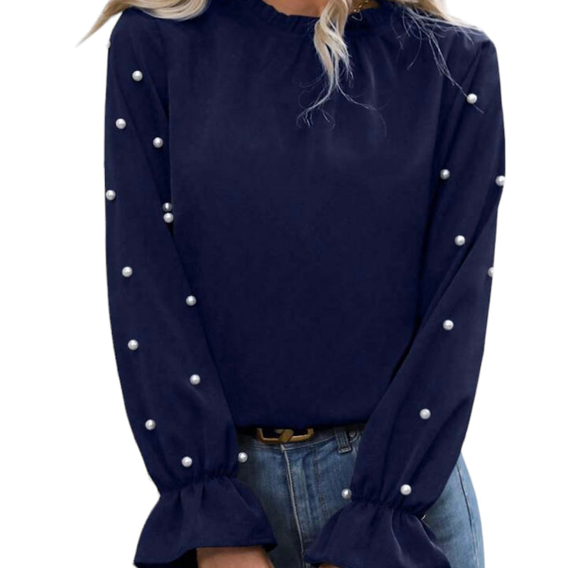 Une blouse marine ornée de perles. Touchez de la classe à votre look avec ce détail élégant et raffiné aux manches. Mettez vos manches en valeur et exprimez votre personnalité avec élégance.