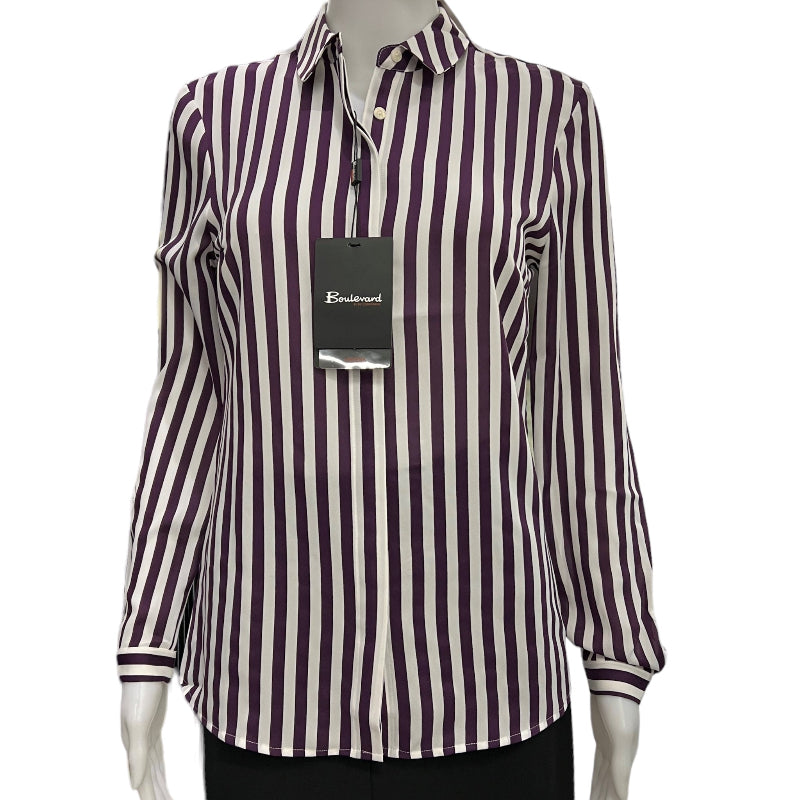 Chemise mauve C'est Elle rayée blanc, vous resplendirez dans la foule. Votre look chic et élégant ne manquera pas d'impressionner!  Coupe ajustée , col chemise, soyons sûrs que vous rayonnerez de style et de glamour. Alors, saisissez votre chance et ajoutez cette pièce unique à votre garde-robe dès aujourd'hui!