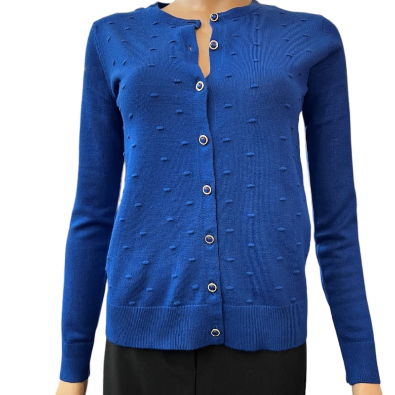 Ce cardigan femme de couleur bleu polyvalent peut être porté ouvert ou fermé, ce qui en fait le choix parfait pour toutes les occasions. Avec sa coupe classique et ses boutons décoratifs, il allie style et confort. Parfait pour votre garde-robe de tous les jours.