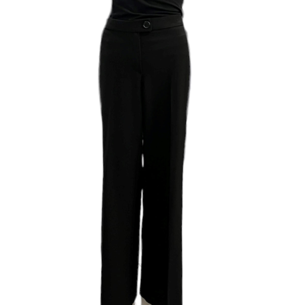 Défiez le statu quo et éclatez la mode avec ce pantalon ample noir C'EST ELLE. Développez votre confiance grâce aux jambes amples qui vous donnent une silhouette imposante. Faites-vous remarquer et dévoilez votre fashion attitude!