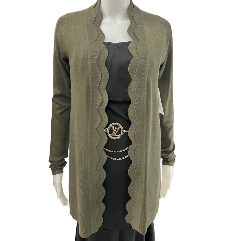 Découvrez le confort effronté du cardigan long CocoBleu de couleur olive! Avec ses festons ludiques, ce cardigan ouvert est parfait pour pimenter n'importe quelle tenue. Ajoutez une touche d'amusement à votre garde-robe avec notre cardigan CocoBleu!