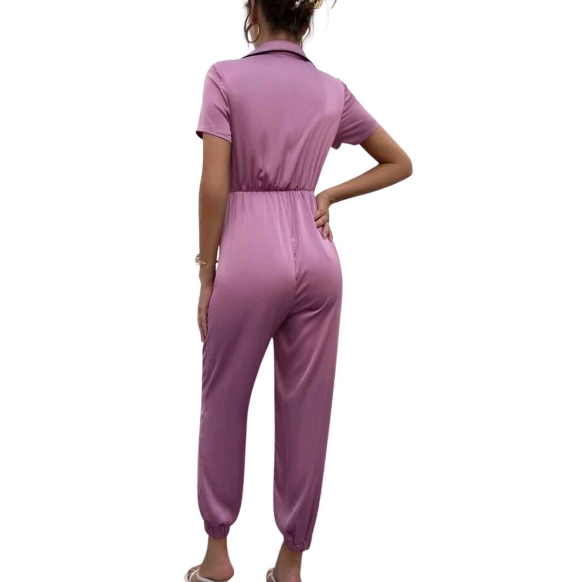 Combinaison femme de la marque c'est elle en tissus extensible et satinée col chemise boutonnée à l'avant. super doux et confortable. Offrez-vous un look chic et élégant avec la combinaison femme de couleur mauve en satin. Sa matière douce et luxueuse vous offrira un confort incomparable toute la journée. 