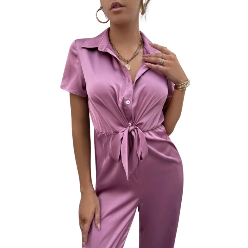 Combinaison femme de la marque c'est elle en tissus extensible et satinée col chemise boutonnée à l'avant. super doux et confortable. Offrez-vous un look chic et élégant avec la combinaison femme de couleur mauve en satin. Sa matière douce et luxueuse vous offrira un confort incomparable toute la journée. 