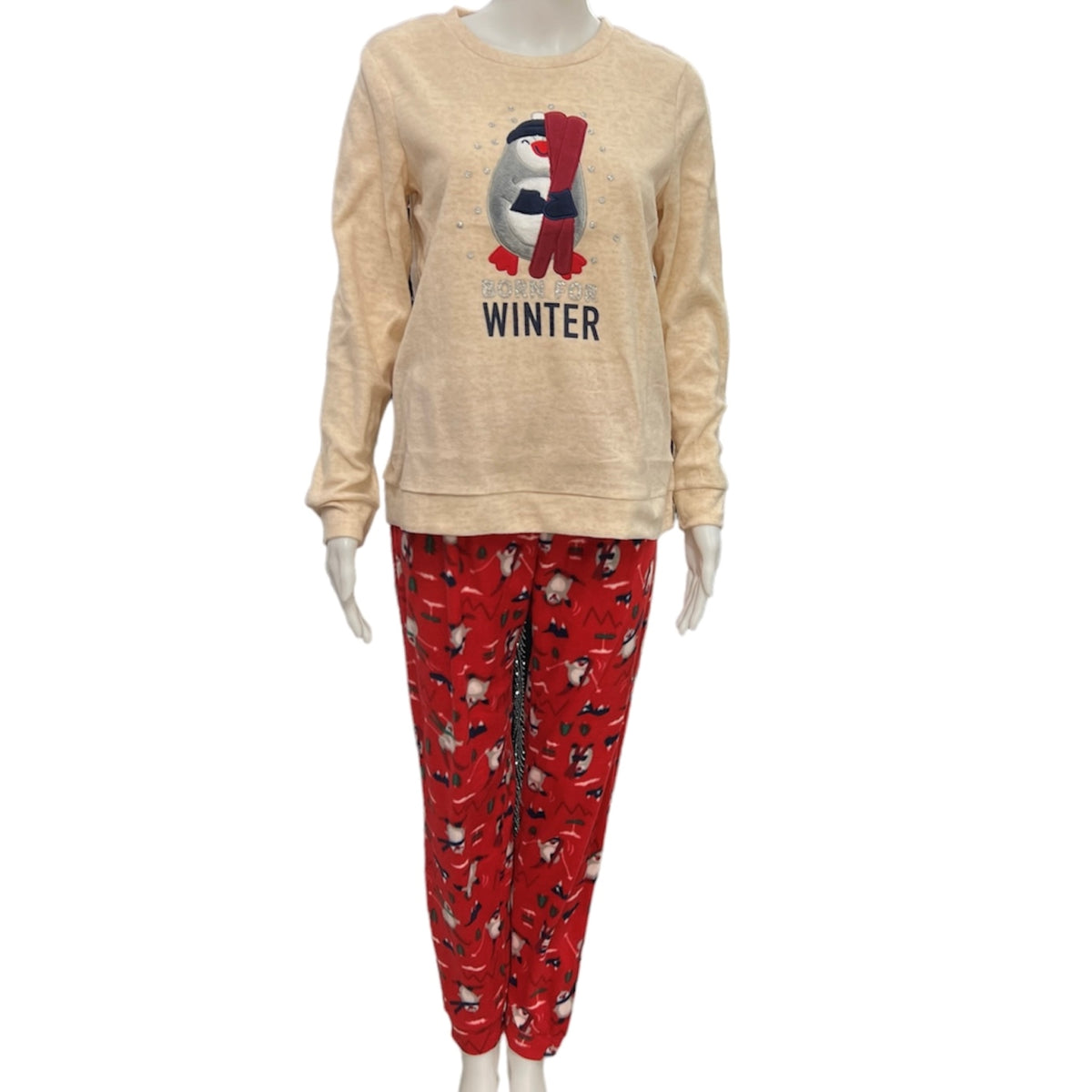 Réveillez-vous sous le signe du froid avec notre ensemble pyjama en peluche Penguin. Avec ses détails à l'effigie de l'adorable animal arctique, sapin de Noël, planche à neige et skis, c'est le cadeau idéal pour une nuit douillette et confortable.