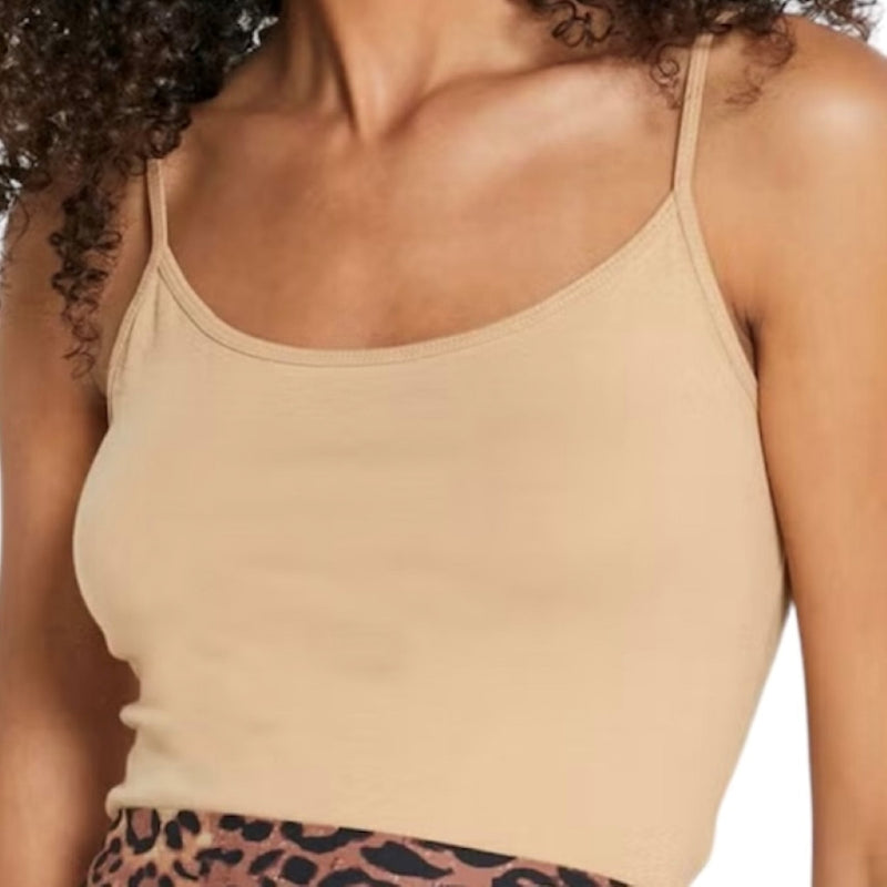 Découvrez l'élégance intemporelle avec la camisole en coton de Forever 21. Confectionnée avec soin dans un tissu de qualité supérieure, cette pièce essentielle offre un confort inégalé et une polyvalence sans effort. Parfaite pour toutes les occasions, que ce soit pour superposer ou porter seule, cette camisole est un incontournable de toute garde-robe.