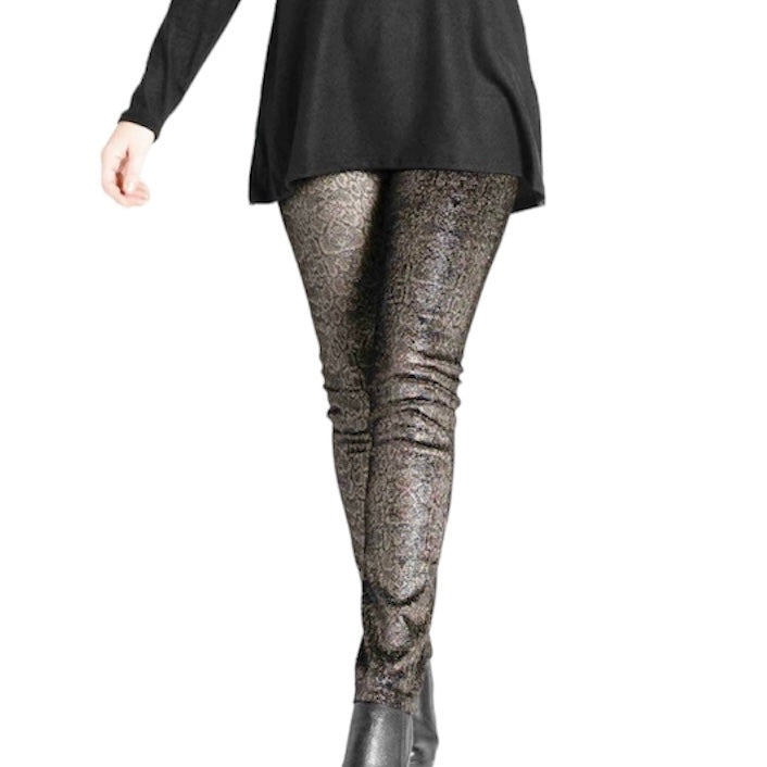 C'EST ELLE BOUTIQUE JULIA DIVINA LEGGING SERPENT Les JULIA DIVINA LEGGING SERPENT offrent à l'utilisateur une combinaison parfaite de confort et d'élégance. Confectionnées avec des matériaux soigneusement choisis pour leur durabilité et leur luxe incomparable, ces leggings disposent de détails intemporels et d'une coupe ajustée qui assure une allure raffinée. 85% Polyester 10% Rayonne 5% Spandex.  Fait au Canada.