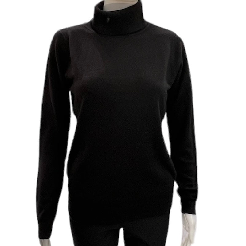 C'EST ELLE BOUTIQUE LAVON PULL COL ROULE NOIR Offrez à votre garde-robe une touche contemporaine avec le Lavon Pull Col Roule Noir. Avec son col roule noir intemporel et son design élégant, ce pull est à la fois chic et intemporel. Créez des looks modernes et faciles à porter ! Le mannequin porte un small. 100%Acrylique  Fait au Cambodge