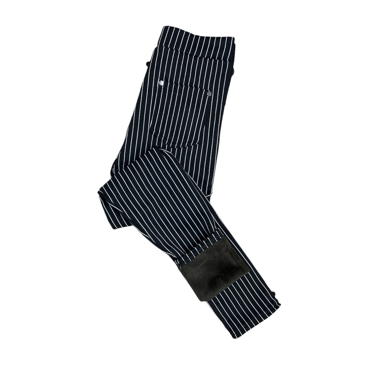 Tirez le meilleur parti des saisons froides et optez pour le Legging Chaud Rayé Noir C'est Elle. Conçu avec des matériaux de qualité supérieure pour réchauffer vos jambes, ce pantalon allie le confort et le style, à porter aux chevilles. Vivez des nouvelles aventures avec le legging C'est Elle! L'essayer c'est l'adopter !