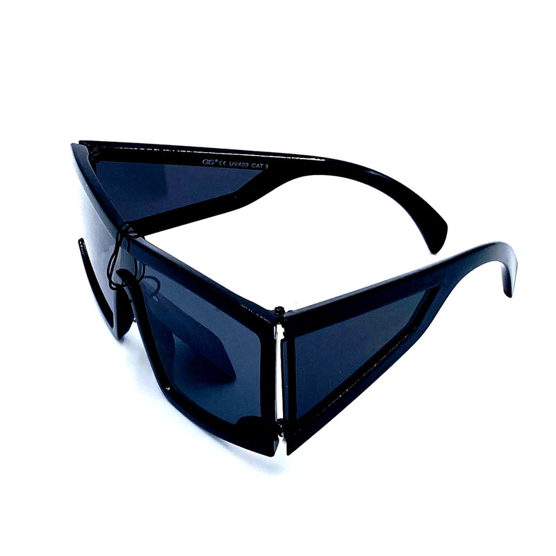 Lunette de soleil de la marque CoG Cogni Wear avec protection solaire 400UV. Notre Lunette De Soleil CoG Cogni Wear est faite pour vous séduire! Avec un noir brillant et un style innapercu, elle est conçue pour vous offrir le plus de confort et de protection possible. Soyez à la mode et protégez vos yeux avec nos lunettes!