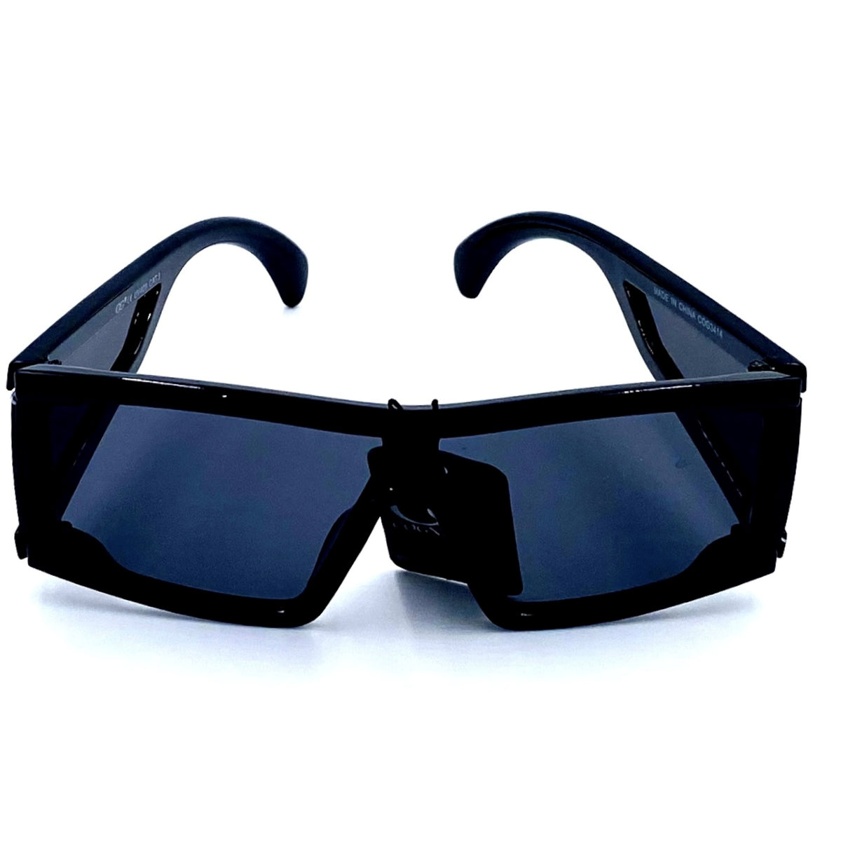 Lunette de soleil de la marque CoG Cogni Wear avec protection solaire 400UV. Notre Lunette De Soleil CoG Cogni Wear est faite pour vous séduire! Avec un noir brillant et un style innapercu, elle est conçue pour vous offrir le plus de confort et de protection possible. Soyez à la mode et protégez vos yeux avec nos lunettes!