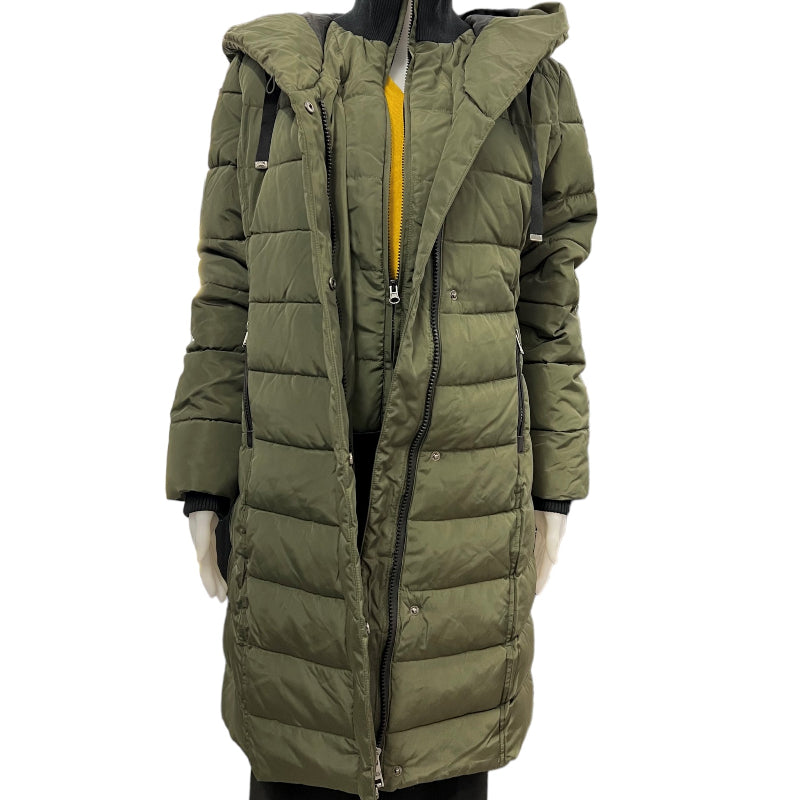 Le manteau hiver femme olive 3R Arctic Wear se ferme facilement et vous procure une sensation de chaleur et de confort tout au long de la saison hivernale. Fabriqué avec une double fermeture éclair, ce manteau hiver pour femme est à la fois confortable et protecteur. Il est votre allié contre le froid et les intempéries. 