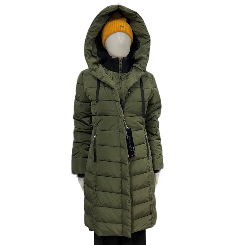 Le manteau hiver femme olive 3R Arctic Wear se ferme facilement et vous procure une sensation de chaleur et de confort tout au long de la saison hivernale. Fabriqué avec une double fermeture éclair, ce manteau hiver pour femme est à la fois confortable et protecteur. Il est votre allié contre le froid et les intempéries. 