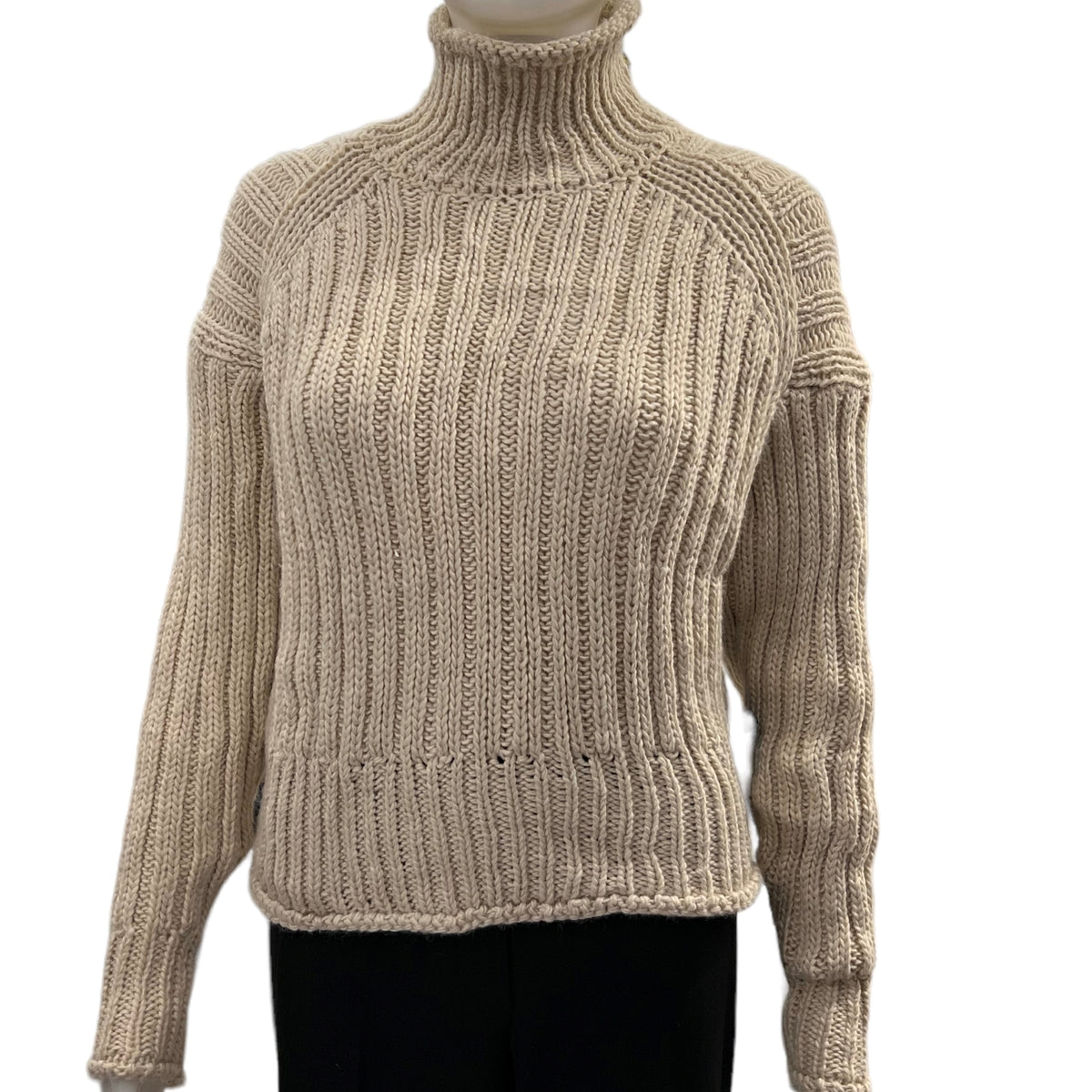 PULL COL HAUT IVOIRE  Composition: 50% Polyester, 40% Acrylique, 5% Laine. Le mannequin porte la taille small. Col Haut. Manches longues. Couleur: Olive. Marque: Lavon. Fabriqué au Cambodge.                     Ce pull col haut ivoire est parfait pour les journées fraîches. Sa maille chaude offre une sensation de confort et de bien-être toute la journée.  