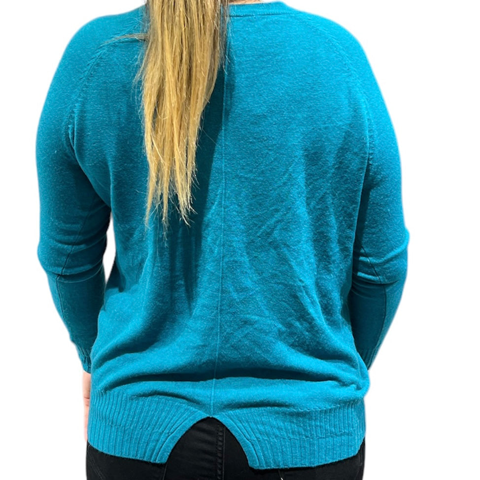 C'est Elle PULL TU WOMAN AVEC FENTE TEAL. Découvrez le vêtement élégant et moderne PULL TU WOMAN AVEC FENTE TEAL. Le tissu doux et soyeux améliore le confort tout en lui donnant un style intemporel. Enfilez-le et osez afficher votre originalité avec C'est Elle ! 100% Acrylique. Fait au Cambodge.