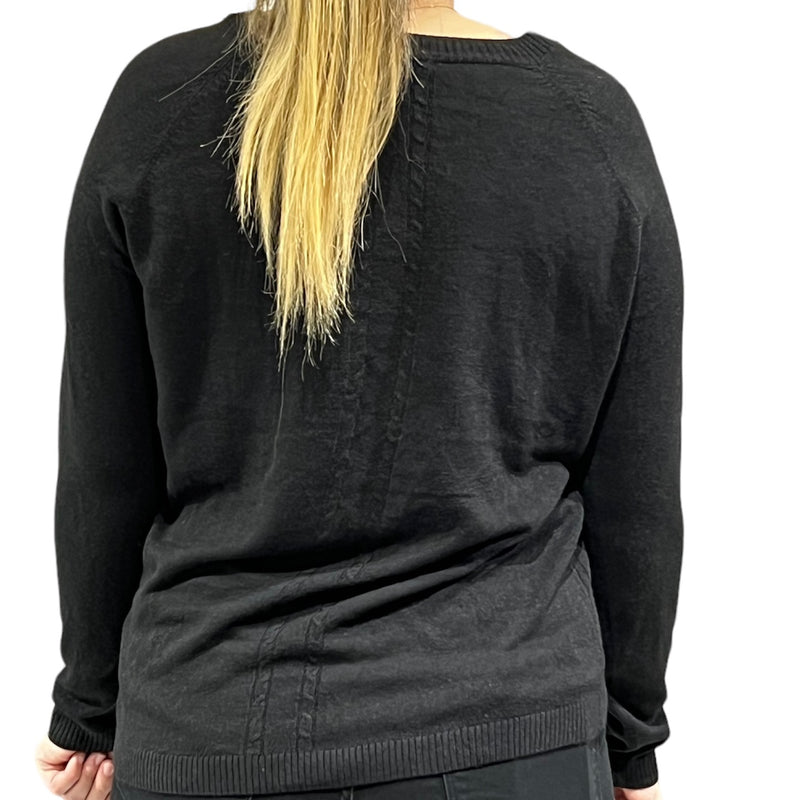 C'est Elle  PULL TU WOMAN DETAIL DOS NOIR Le PULL TU WOMAN DETAIL DOS NOIR est arrivé avec un style qui ne passe pas inaperçu! Croisez le fer avec le mannequin de taille medium qui porte la Taille 14 et obtenez des tenues qui définissent votre unicité! Vivez votre look le plus cool et le plus détaillé! #soisBelleTuEsUnique 100% Acrylique  Fair Cambodge 