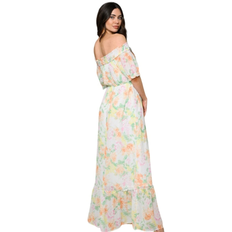 Cette magnifique robe soleil pour le sud est un vêtement croisière must-have pour chaque collection de mode. La robe longue ivoire en voile fleuri, avec une élastique à la taille et des épaules dénudées et un volant au bas, est unique et exclusive à C'est Elle. La doublure intérieure douce et légère assurera un confort optimal tout au long de la journée et ne laissera pas parraitre vos sous vêtement. Une robe fleurie chic et luxueuse parfaite pour toutes les occasions.