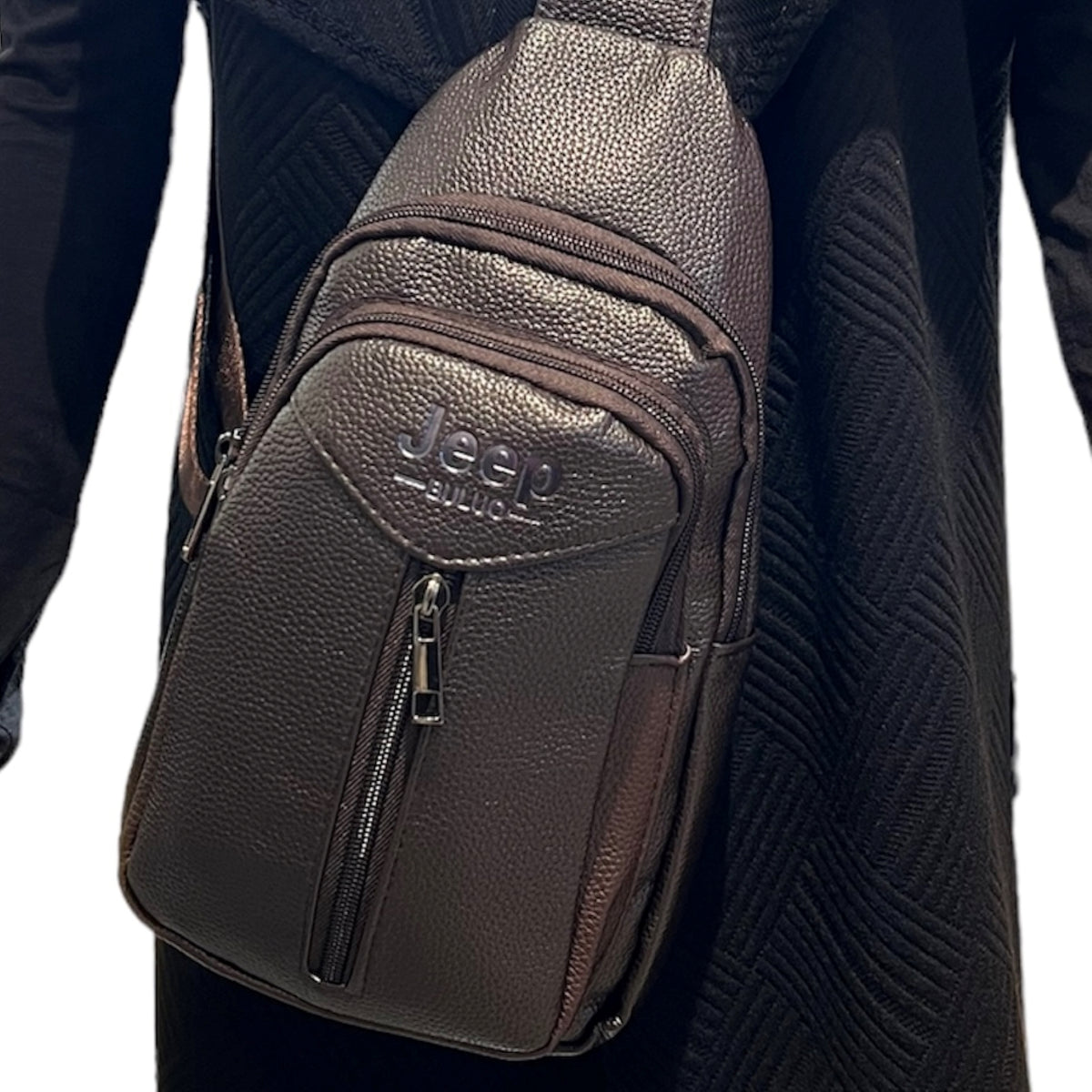Le sac à bandoulière de couleur brun est composés de 3 fermetures éclairs et 2 petits compartiments extérieurs. Il sera votre allié lors de tout vos déplacements de loisir et de voyage. Votre passe-partout en tout temps.