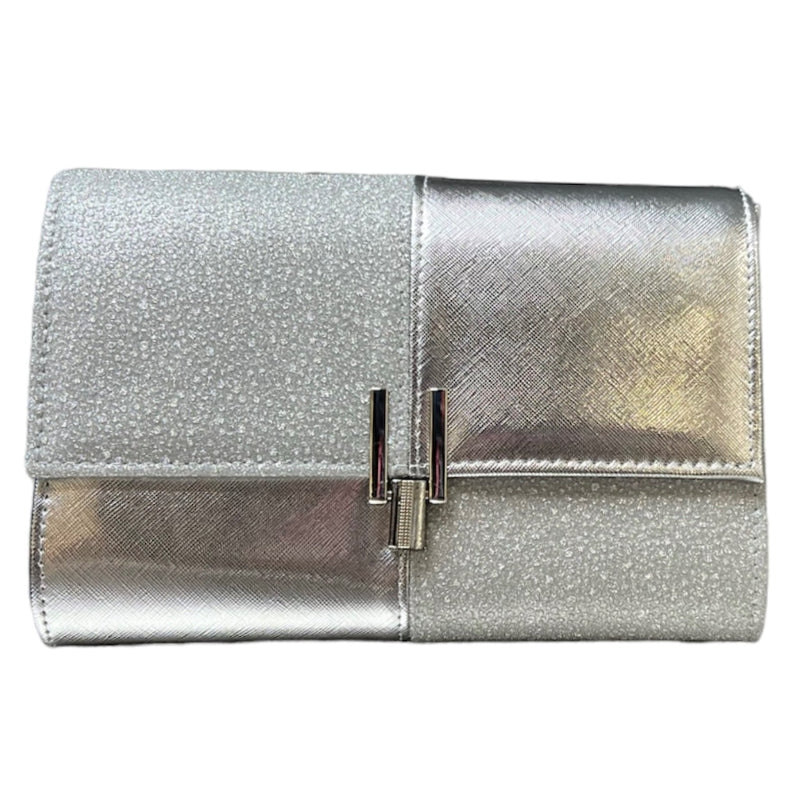 Explorez nos sacs pochette de soirée Dina disponibles dans une gamme éblouissante de coloris : or uni, argent brillant ou noir scintillant. Ce sac, d'une taille généreuse, offre suffisamment d'espace pour accueillir non seulement votre téléphone, mais aussi tous les autres essentiels pour une soirée inoubliable.