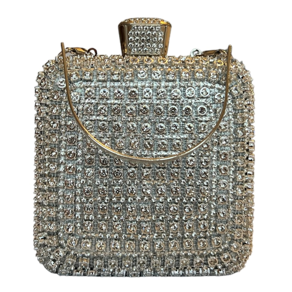 Ce sac de soirée Mia argent est le petit luxe parfait pour compléter votre tenue. Avec son élégante couleur argent et sa taille pratique, il ajoutera la touche finale parfaite pour vos soirées spéciales. Faites-vous plaisir avec ce sac de qualité, conçu pour vous offrir un look chic et sophistiqué.