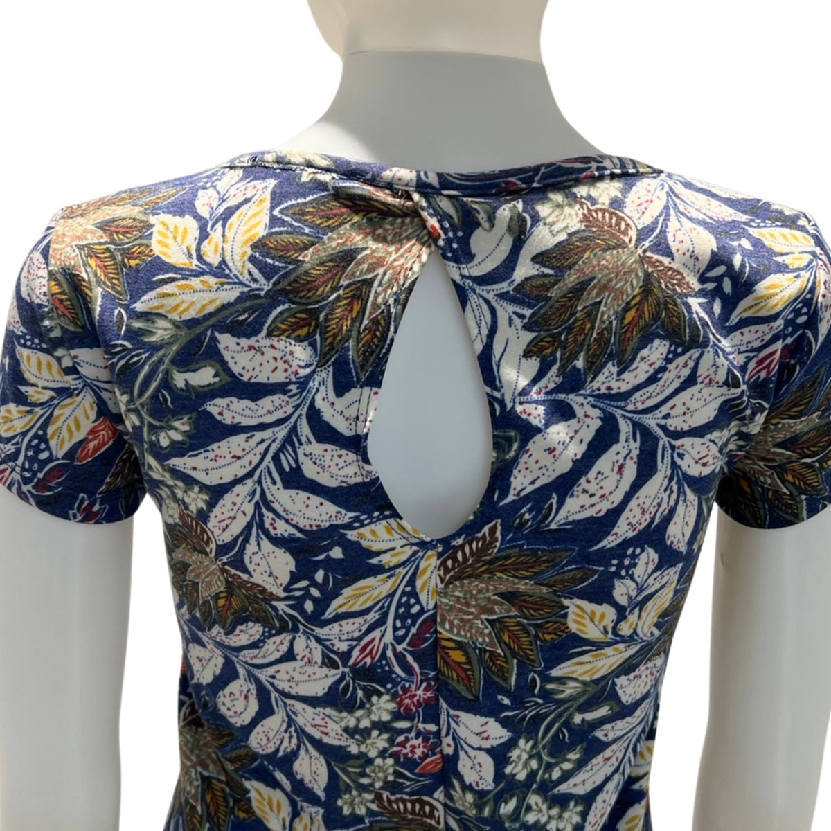 Chandail de la marque c'est elle à manche courte super confortable. Le mannequin porte un xs.   60% Rayonne 35% Polyester 5% Spandex.  Fabriqué au Canada.