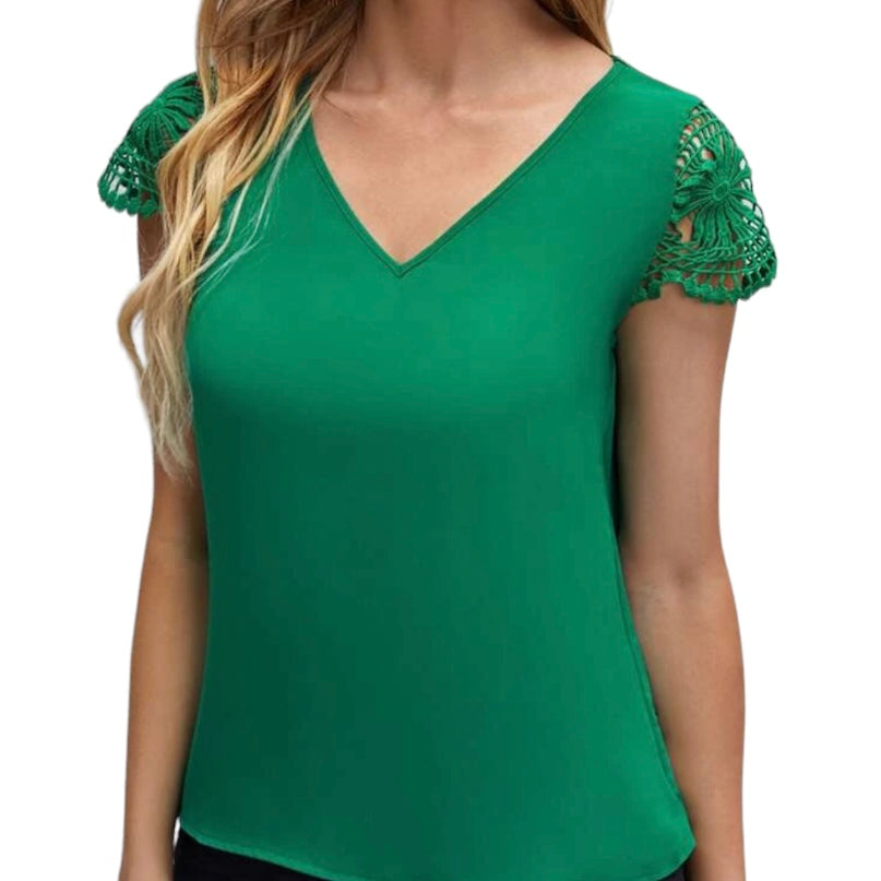 C'est Elle  TOP MANCHES CROCHET C'EST ELLE. Le TOP MANCHES CROCHET C'EST ELLE est parfait pour ceux qui aiment mettre en valeur leur couleur naturelle. Le col V et les manches en crochet offrent une silhouette intemporelle, qui se marie parfaitement avec tout style. Une belle couleur qui fait ressortir la couleur de vos yeux. 100% Polyester.  Importation.