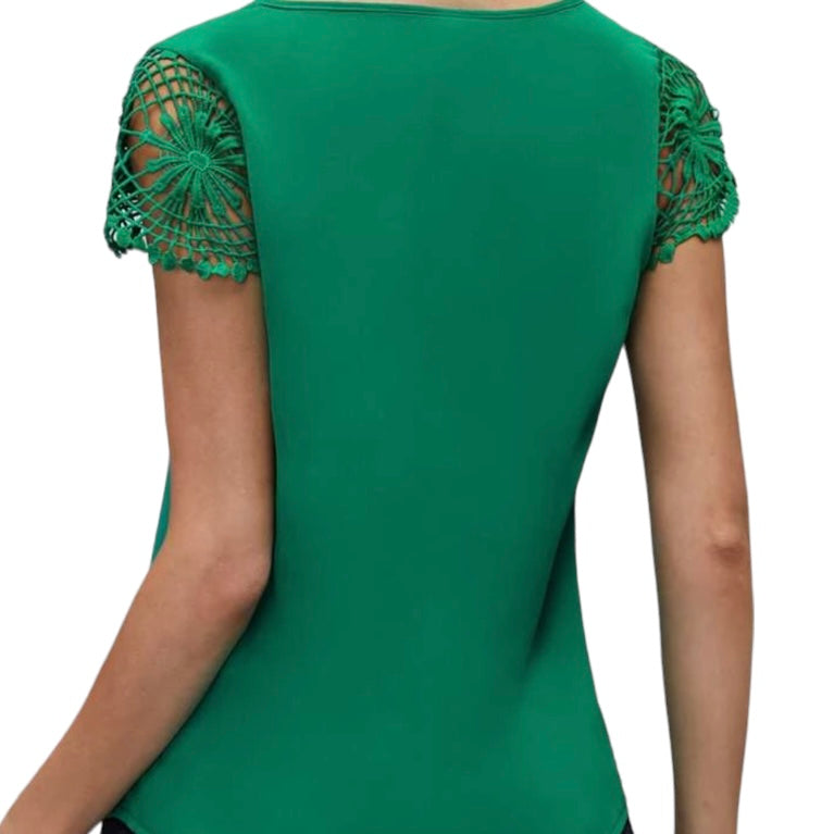C'est Elle  TOP MANCHES CROCHET C'EST ELLE. Le TOP MANCHES CROCHET C'EST ELLE est parfait pour ceux qui aiment mettre en valeur leur couleur naturelle. Le col V et les manches en crochet offrent une silhouette intemporelle, qui se marie parfaitement avec tout style. Une belle couleur qui fait ressortir la couleur de vos yeux. 100% Polyester.  Importation.
